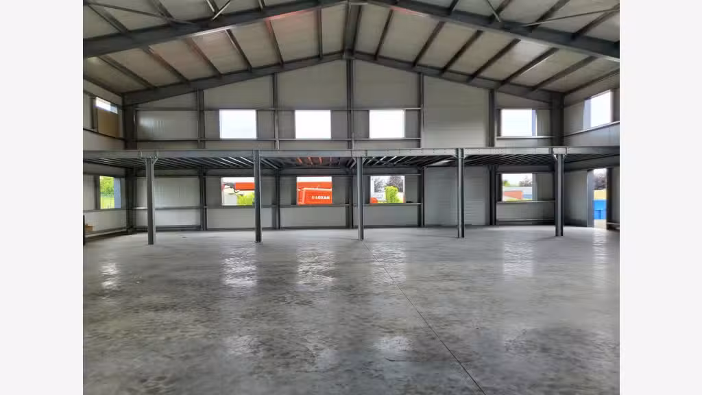 Cède entrepôt neuf bureaux de 1 440m² Bourg Achard
