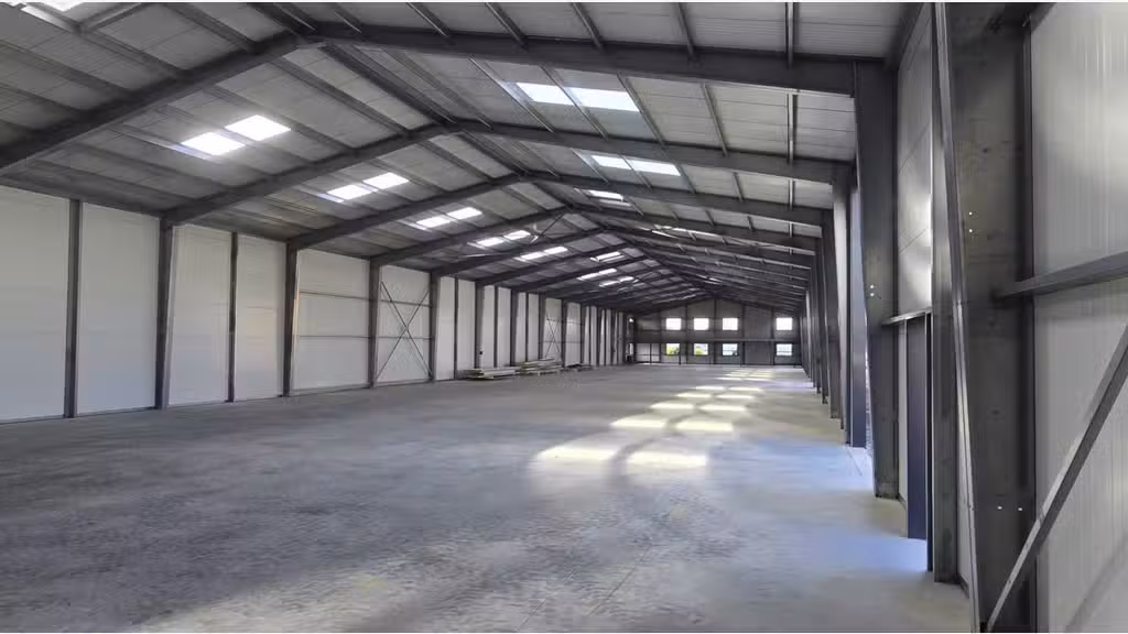 Cède entrepôt neuf bureaux de 1 440m² Bourg Achard