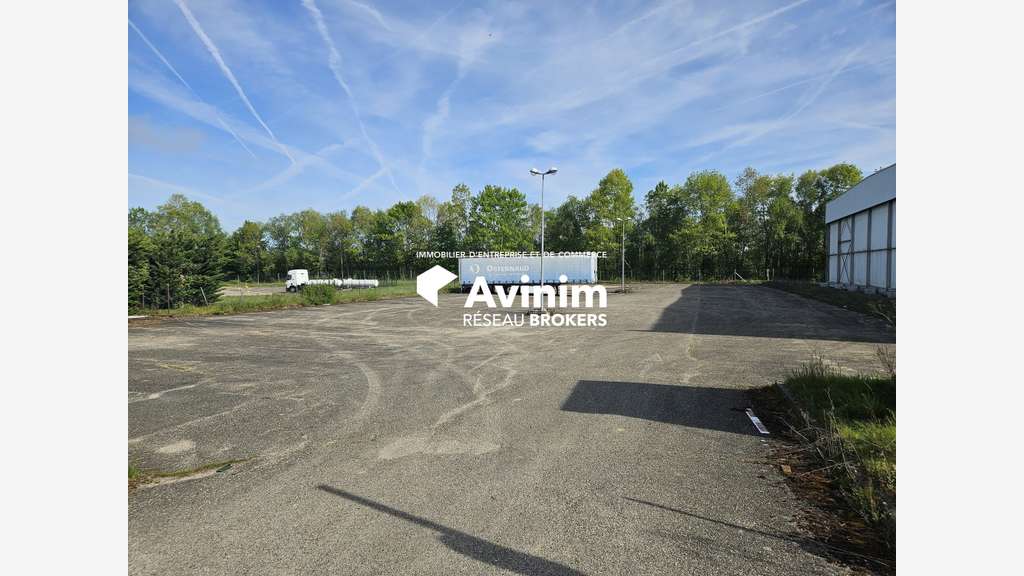 Vente locaux industriels bordure A40 Bourg Nord