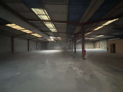 Entrepôt 1970m² zone du Parc du Chène à Bron