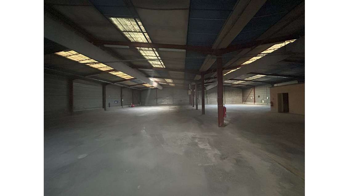 Entrepôt 1970m² zone du Parc du Chène à Bron
