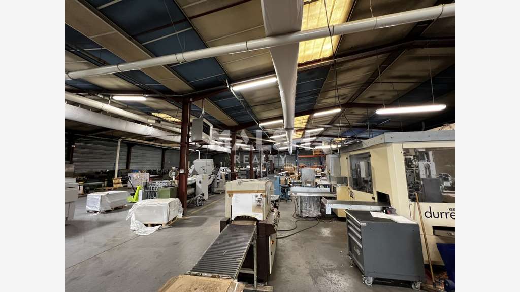 Vente bâtiment d'activités 1970m² à Bron prox A43