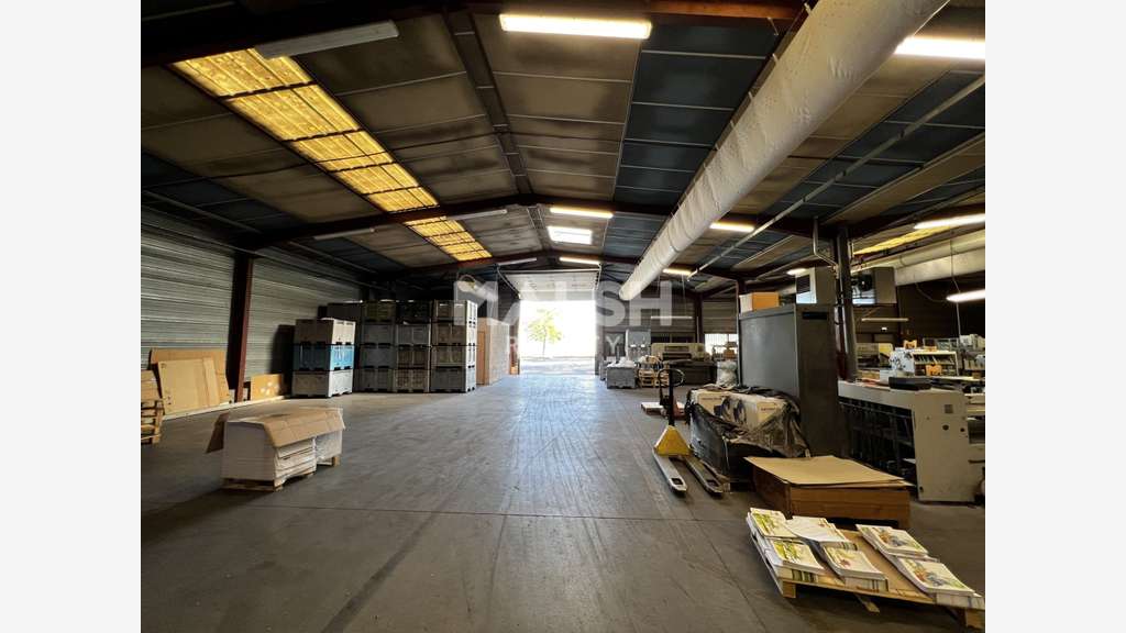 Vente bâtiment d'activités 1970m² à Bron prox A43