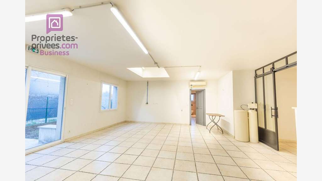 A vendre murs hangar bureaux 410m² Carpentras