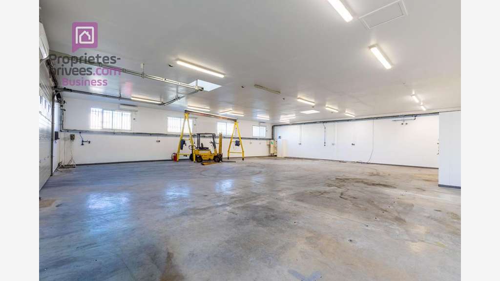 A vendre murs hangar bureaux 410m² Carpentras
