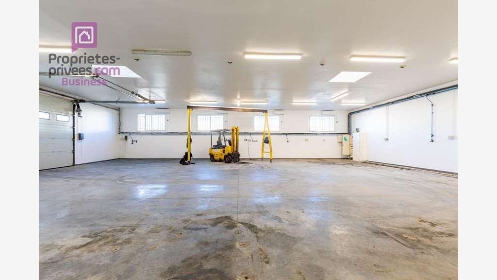 A vendre murs hangar bureaux 410m² Carpentras