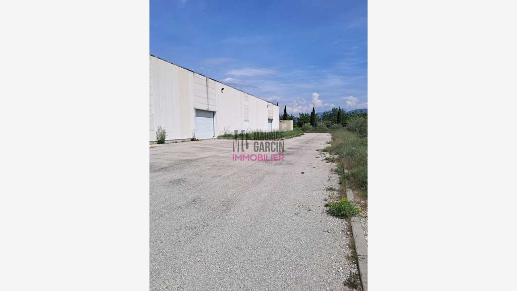 Entrepôt d'exception 1100m² à vendre Nord Vaucluse