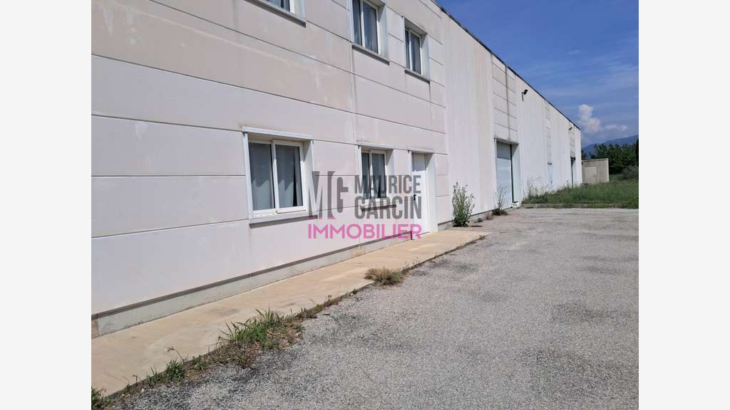 Entrepôt d'exception 1100m² à vendre Nord Vaucluse