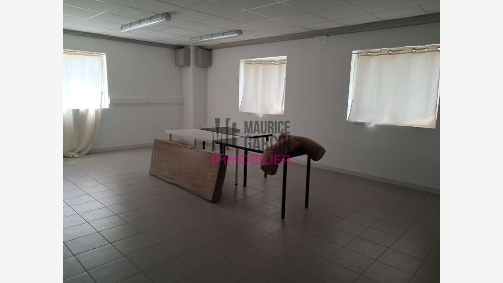 Entrepôt d'exception 1100m² à vendre Nord Vaucluse