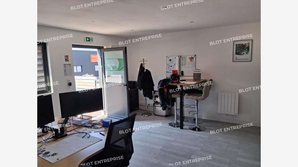 À VENDRE / À LOUER - LOCAL D'ACTIVITES 245 m² - CA
