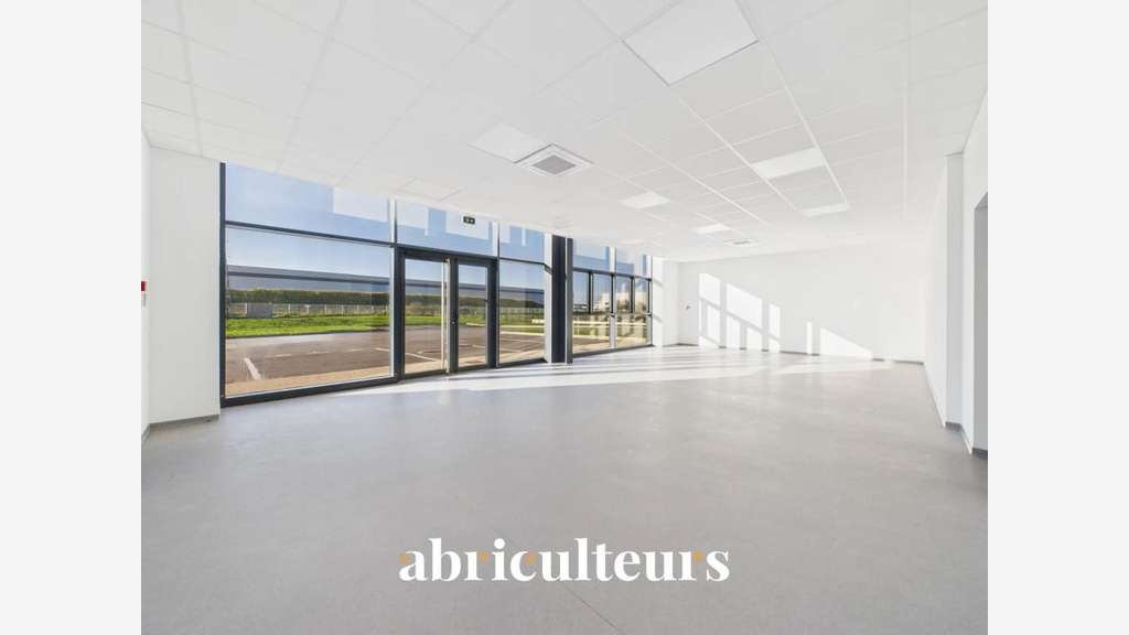Bâtiment d'activité de 755 m² en vente à 1h de Par