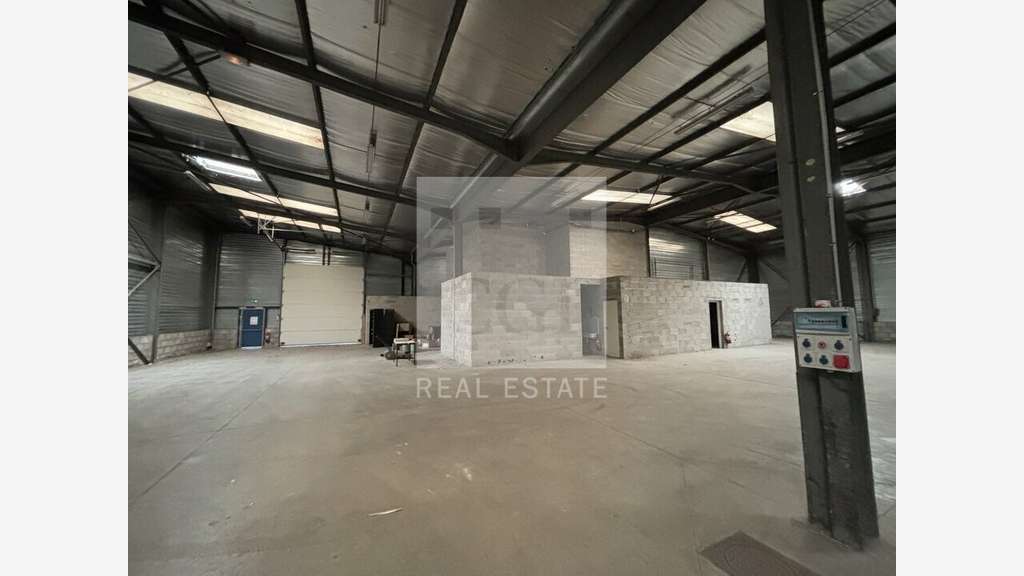 AV local d'activité 941m² à Charvieu-Chavagneux