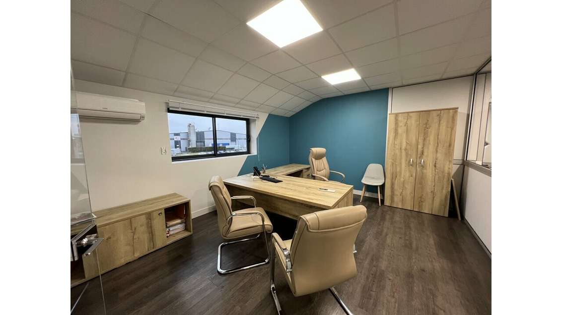 Bâtiment de bureaux avec entrepôts à Cognac