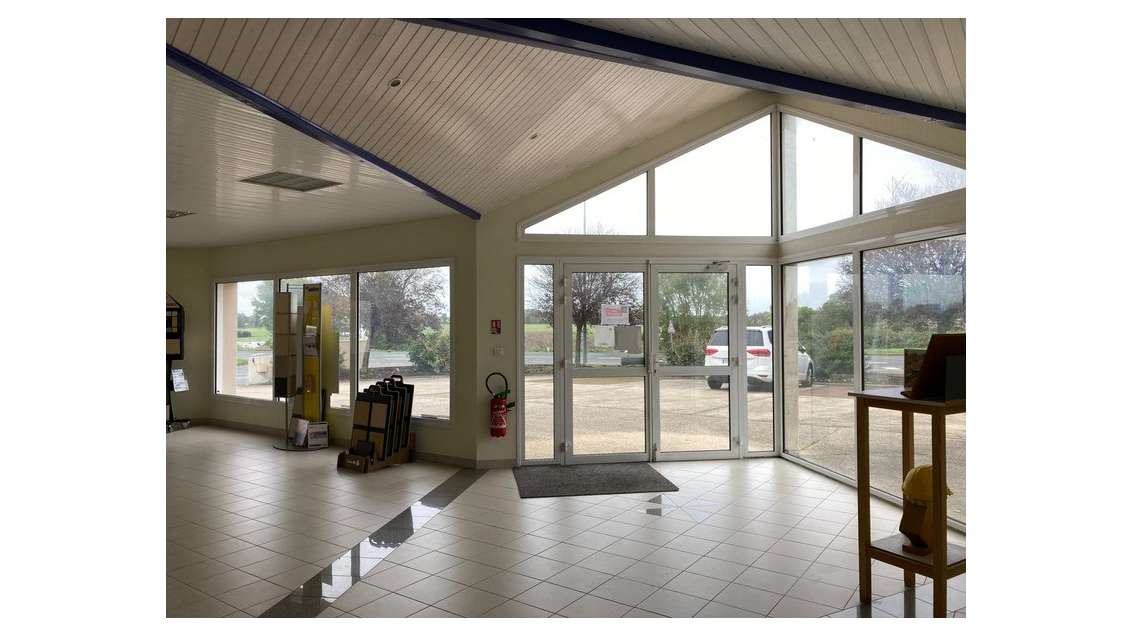 AV local artisanal loué avec bureaux à Chauché