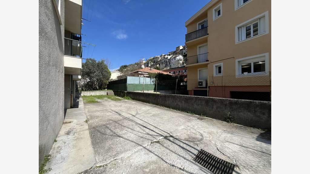 Vente entrepôt 150m² avec stationnements à Contes