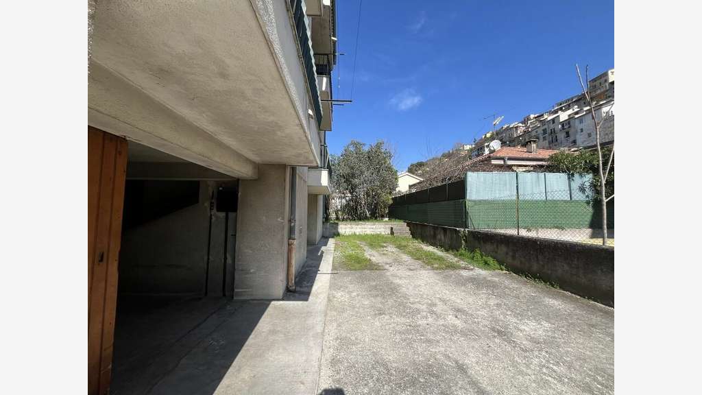 Vente entrepôt 150m² avec stationnements à Contes