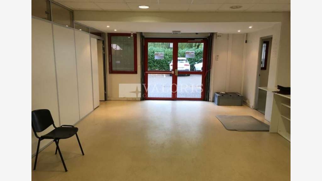 Entrepôt et bureaux 283m² à vendre à Dardilly 