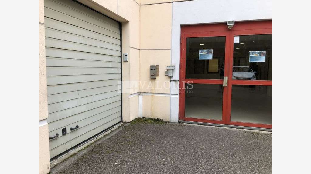 Entrepôt et bureaux 283m² à vendre à Dardilly 