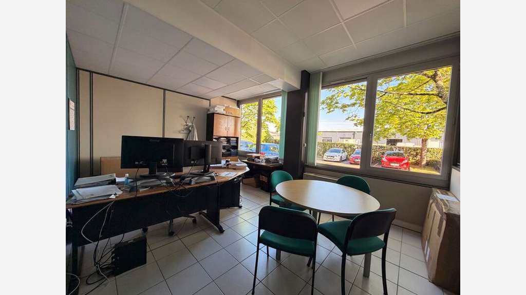 AV bâtiment 1400m² sur 5708m² à Décines-Charpieu