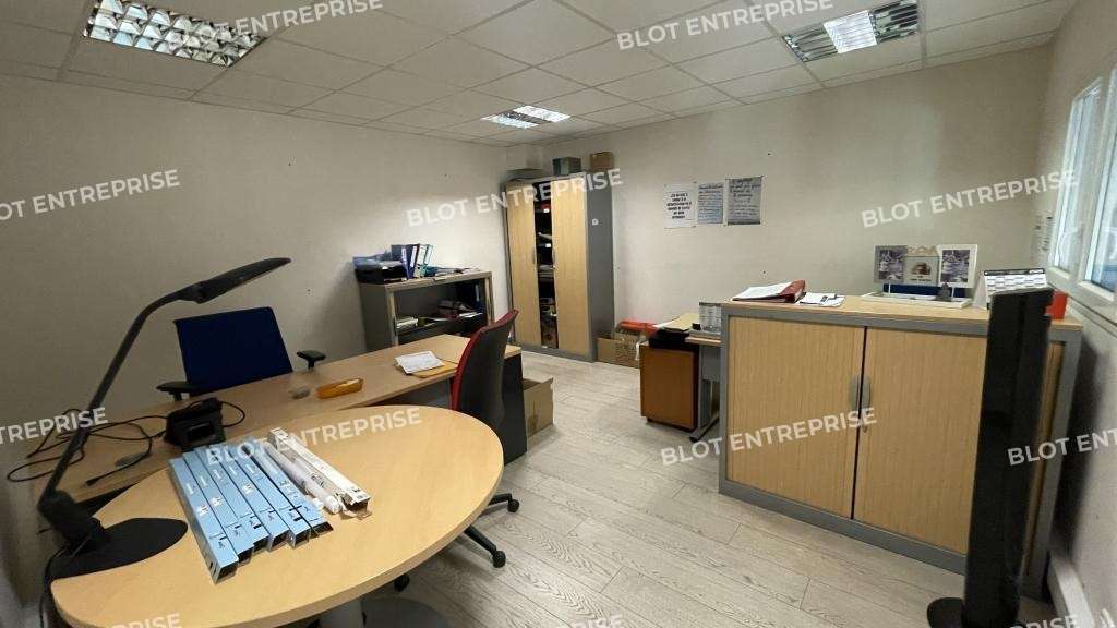 A vendre locaux d'activités 372m² à Donges