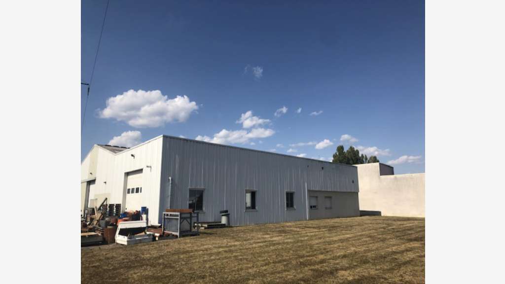 Entrepôt d'une surface de 700 m² à vendre au sud d