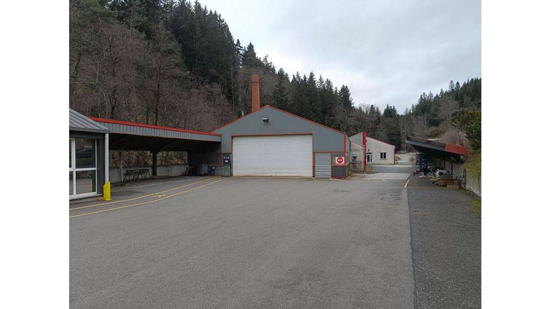 AV locaux d'activité avec bureaux à Dunières 