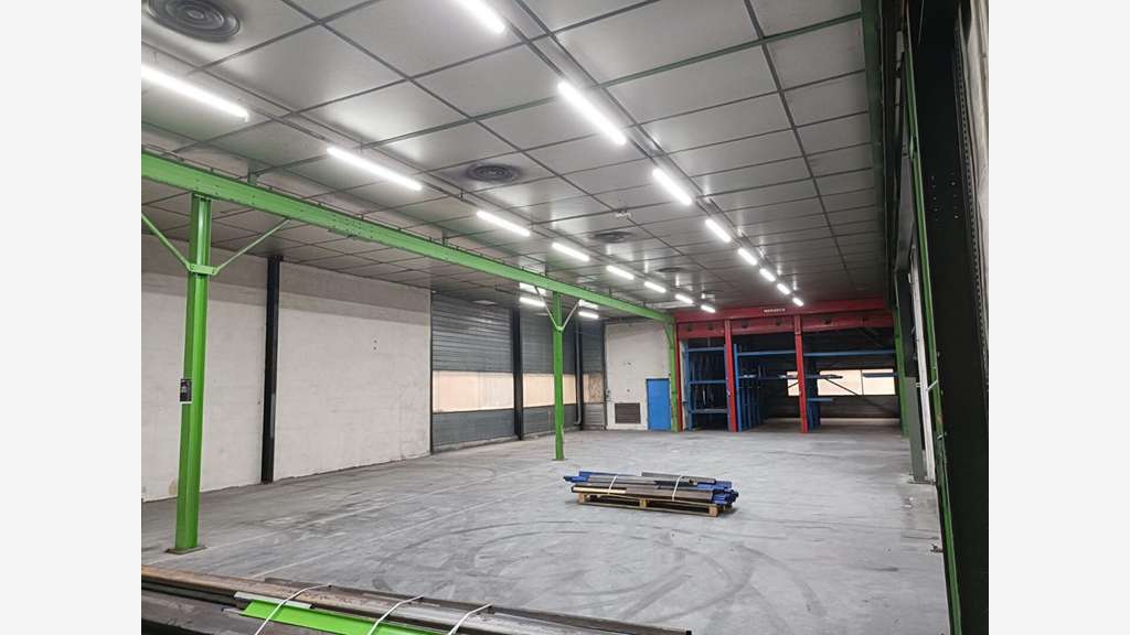 AV locaux d'activité avec bureaux à Dunières