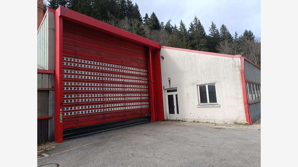 AV locaux d'activité avec bureaux à Dunières