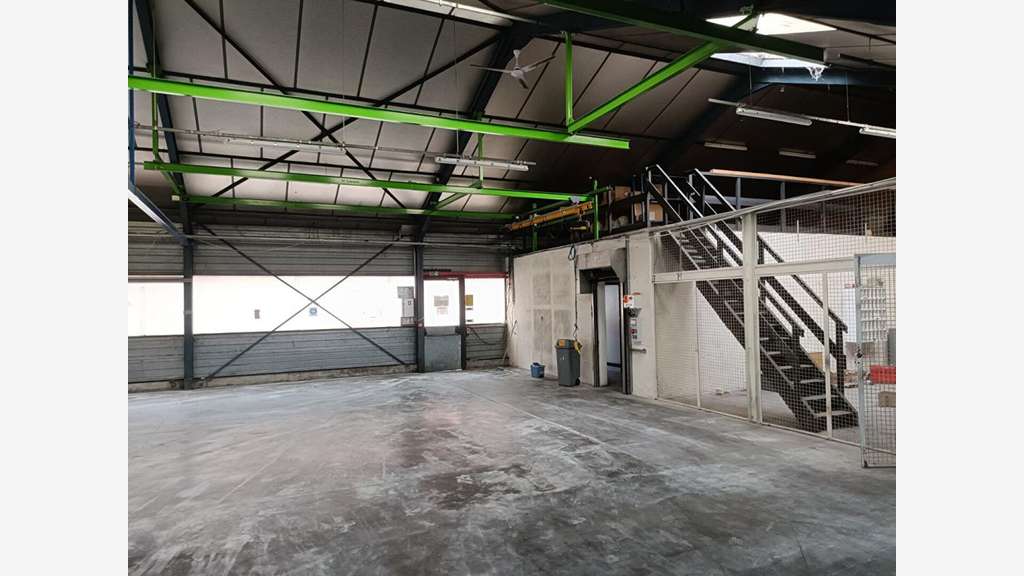 AV locaux d'activité avec bureaux à Dunières