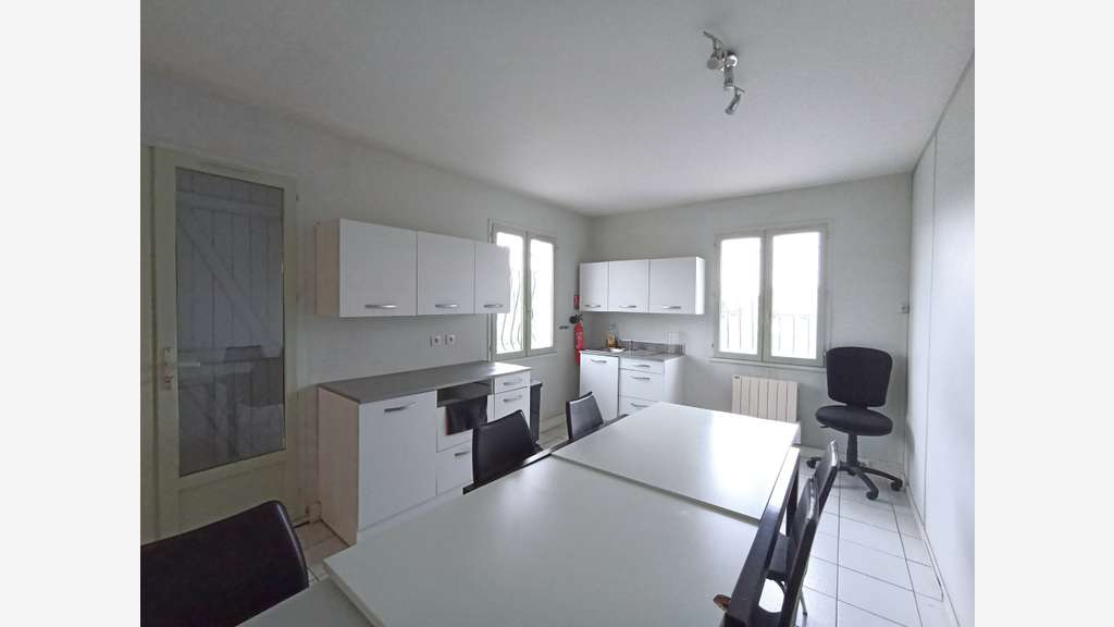 Bâtiment indépendant de 610 m2 avec parking sur so