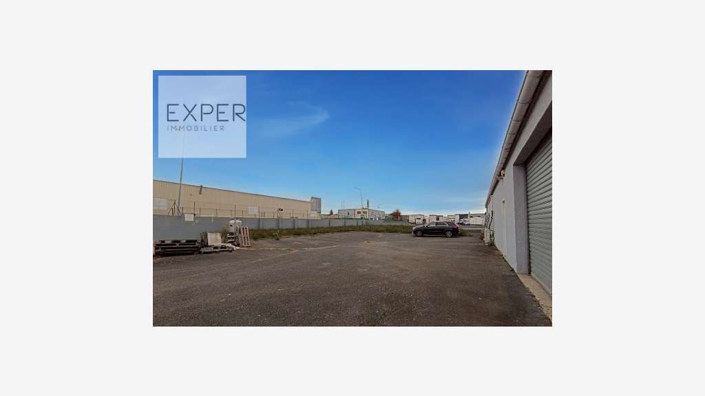 Bâtiment indépendant de 610 m2 avec parking sur so