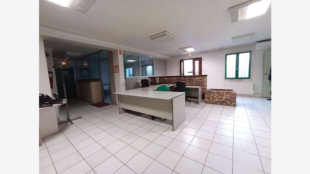 Bâtiment indépendant de 610 m2 avec parking sur so