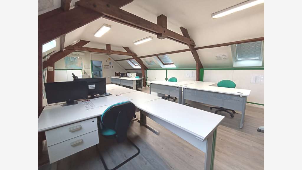 Bâtiment indépendant de 610 m2 avec parking sur so