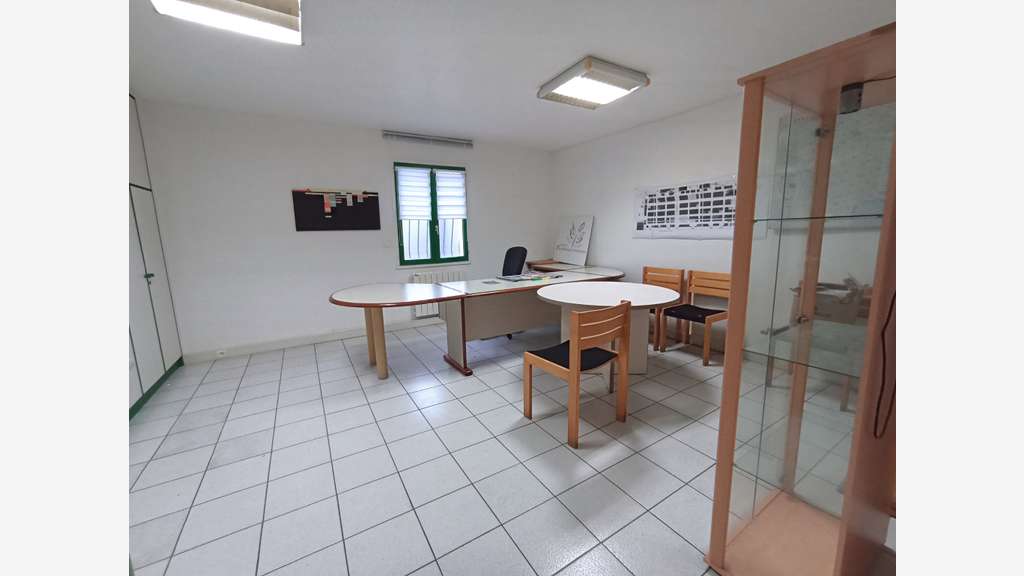 Bâtiment indépendant de 610 m2 avec parking sur so