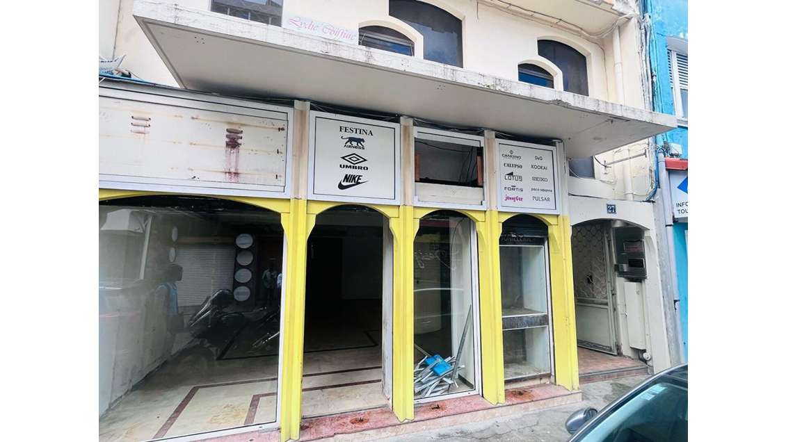 FORT DE FRANCE - MURS COMMERCIAUX LIBRES, LOCAL
