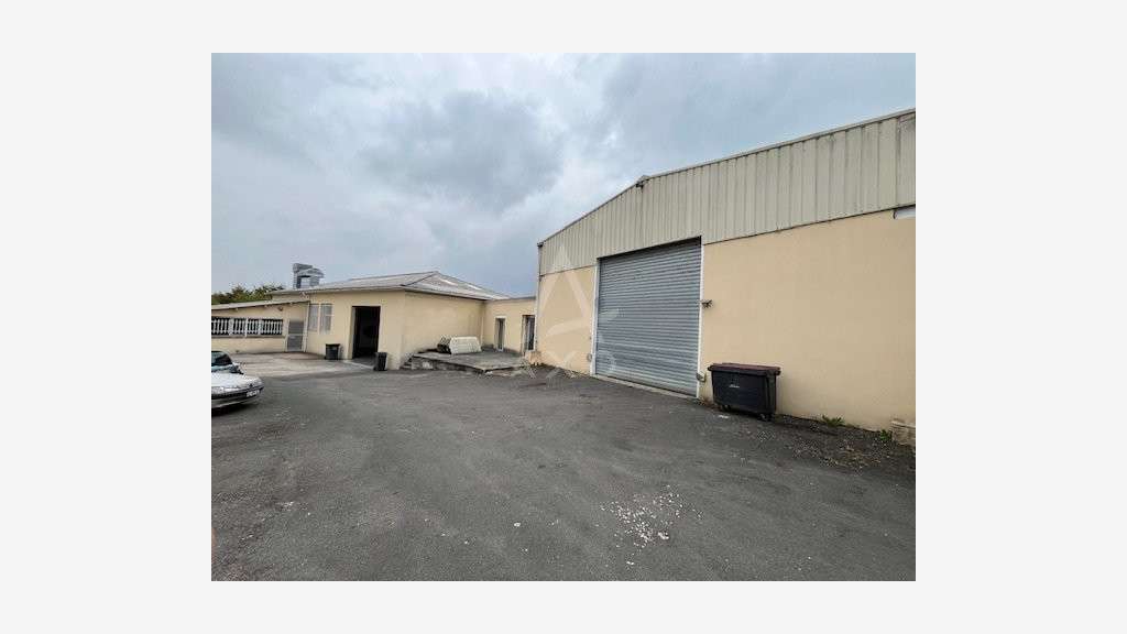 Vente local d'activité de 730m² à Gond-Pontouvre