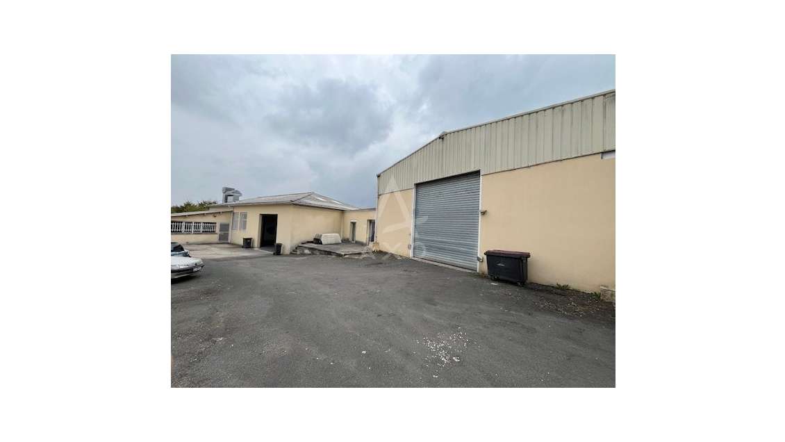 Vente local d'activité de 730m² à Gond-Pontouvre