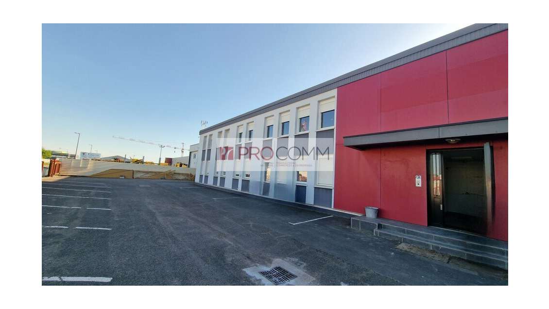 AV entrepôt et bureaux avec parking à Hauconcourt