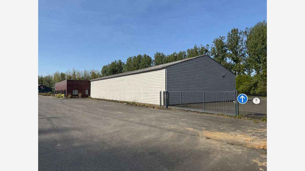Bâtiment 1400 m² à vendre HENON