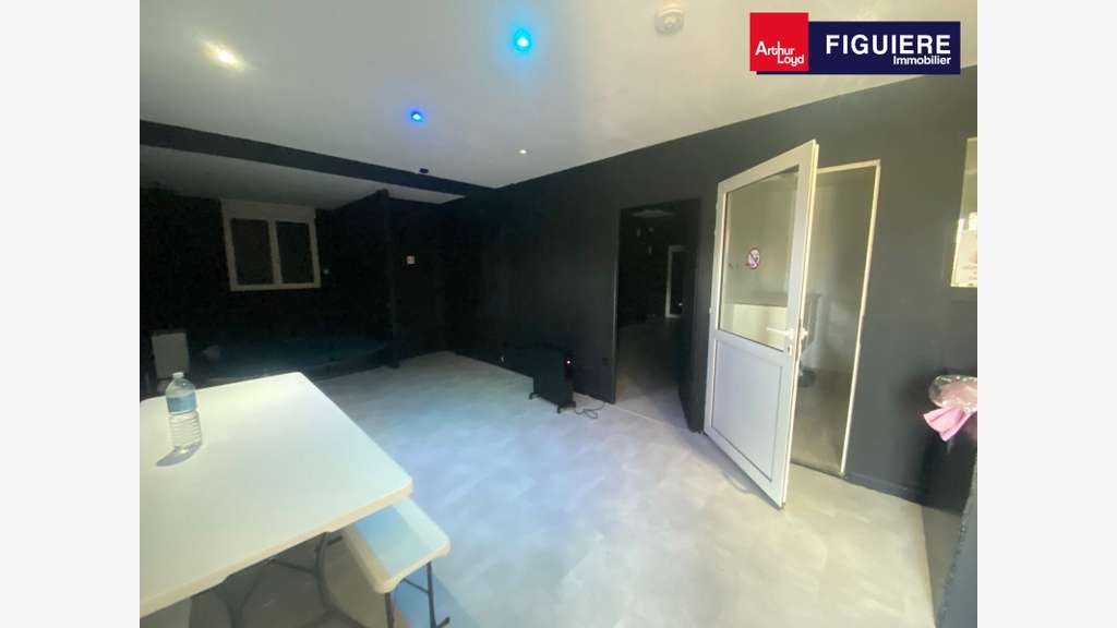Bâtiment indépendant à vendre 382m² à Istres Tubé
