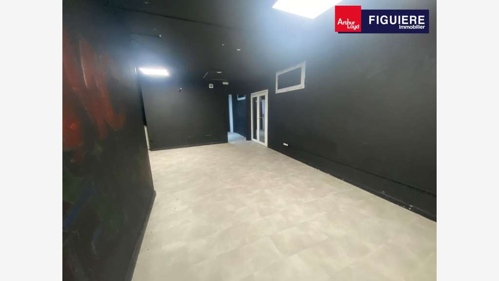 Bâtiment indépendant à vendre 382m² à Istres Tubé