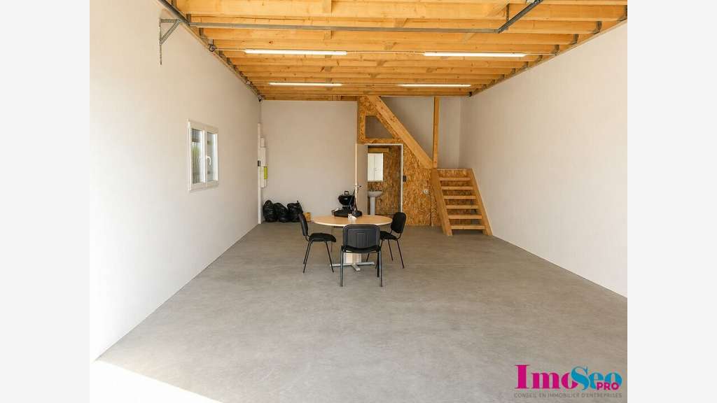 Vente entrepôt 107m² à Izon proche N89/A10