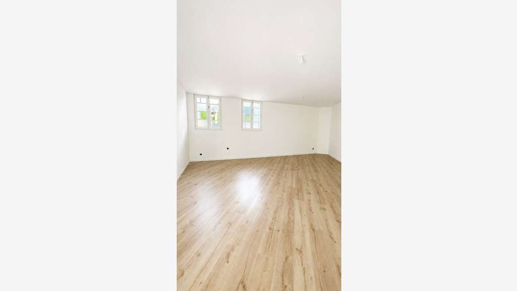 Local commercial de 96m² à vendre à Jonquières