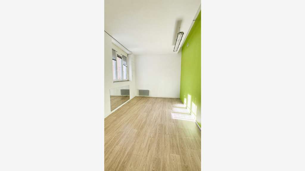 Local commercial de 96m² à vendre à Jonquières