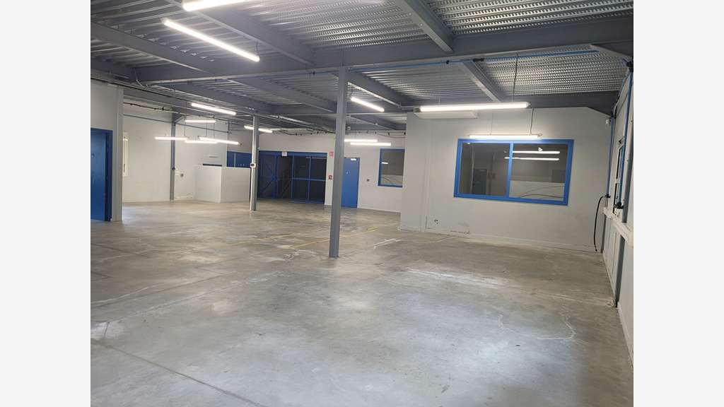 A vendre local d'activité 1050m² à La Chevrolière