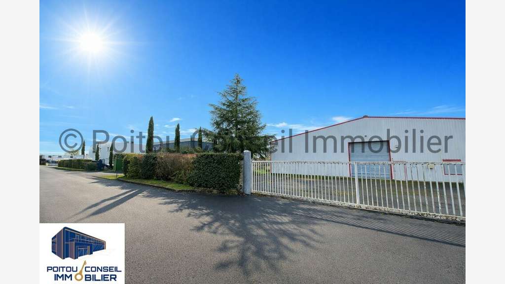 LA CRÈCHE - LOCAL D'ACTIVITE à vendre