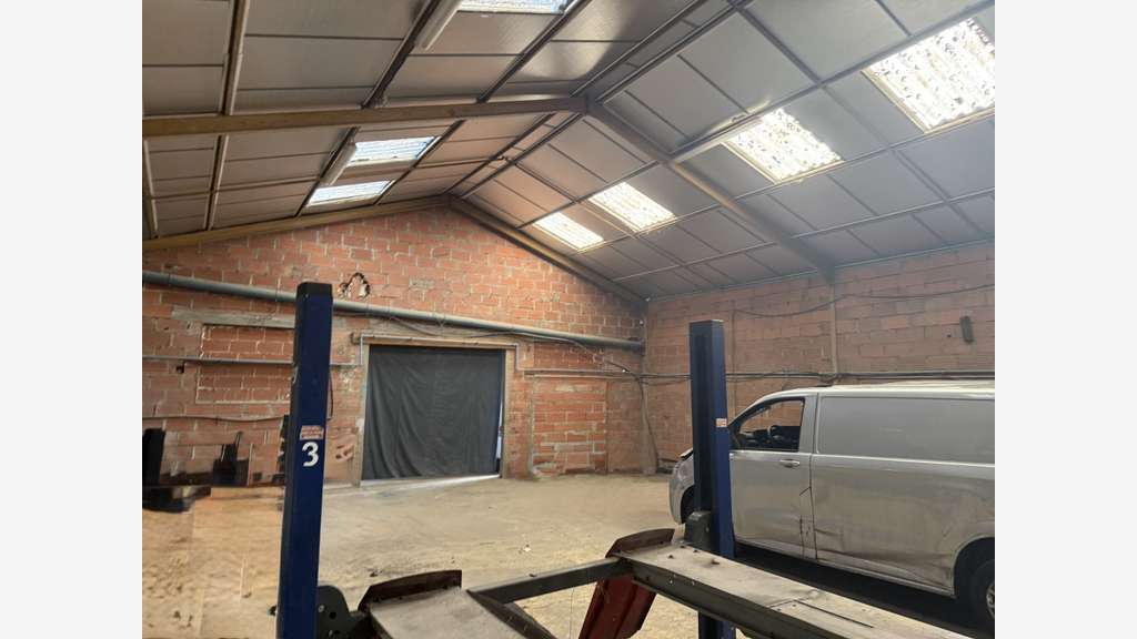 Vente entrepôts 840m² + 77m² à Magdelaine-sur-Tarn