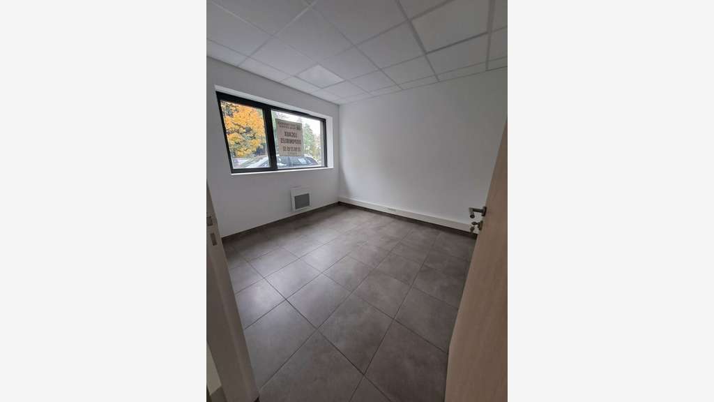 Local 200m² à vendre à La Mézière Park Émeraude