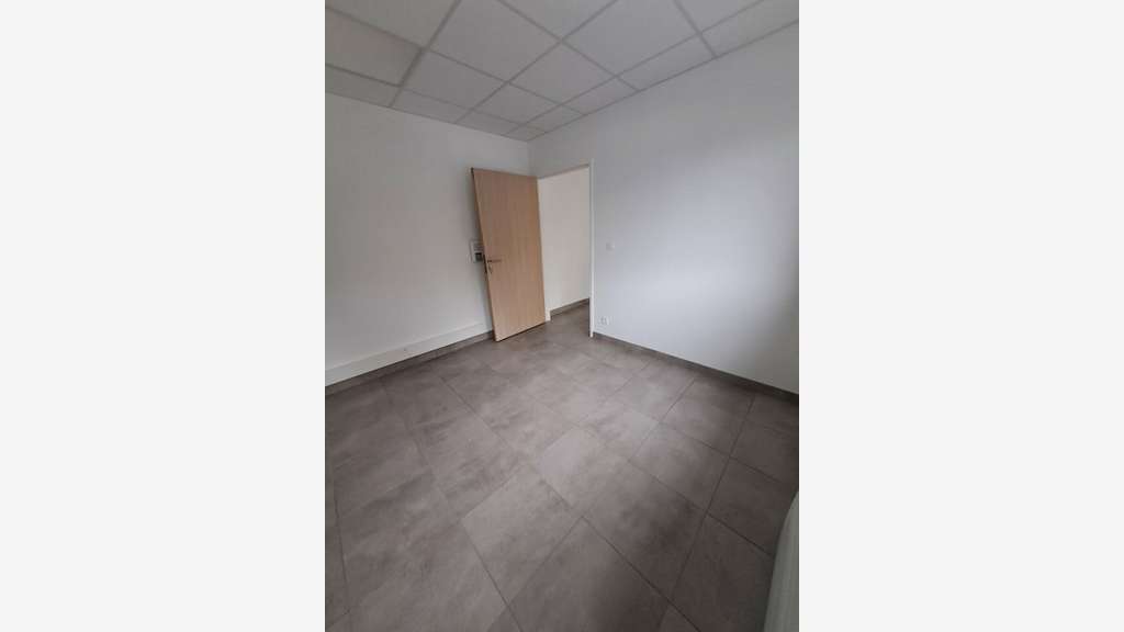Local 200m² à vendre à La Mézière Park Émeraude