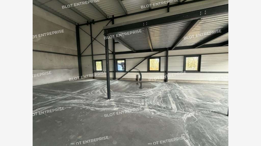 A vendre cellule neuve 271m² à La Mézière